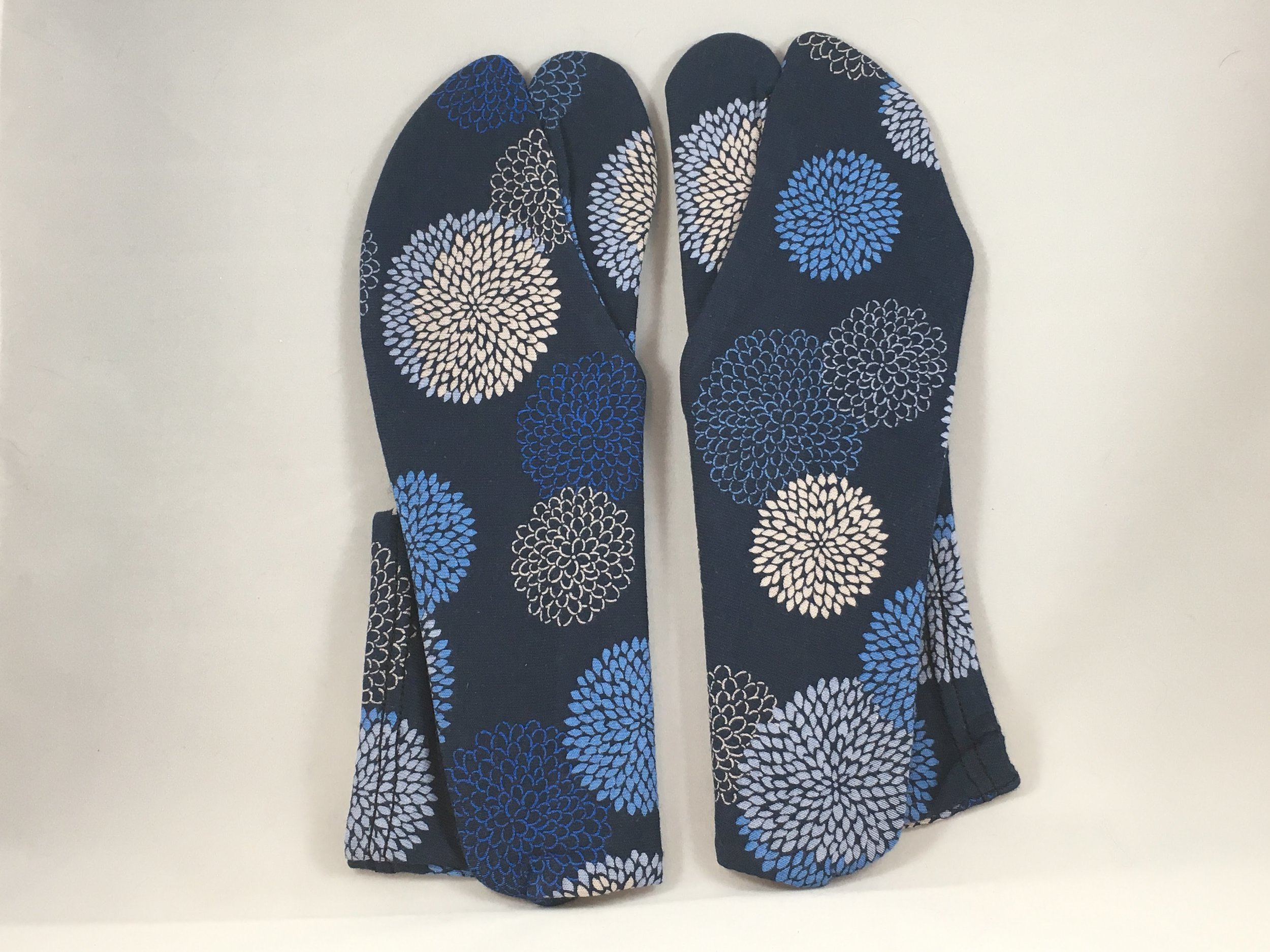 Tabi (足袋 Japanese socks)