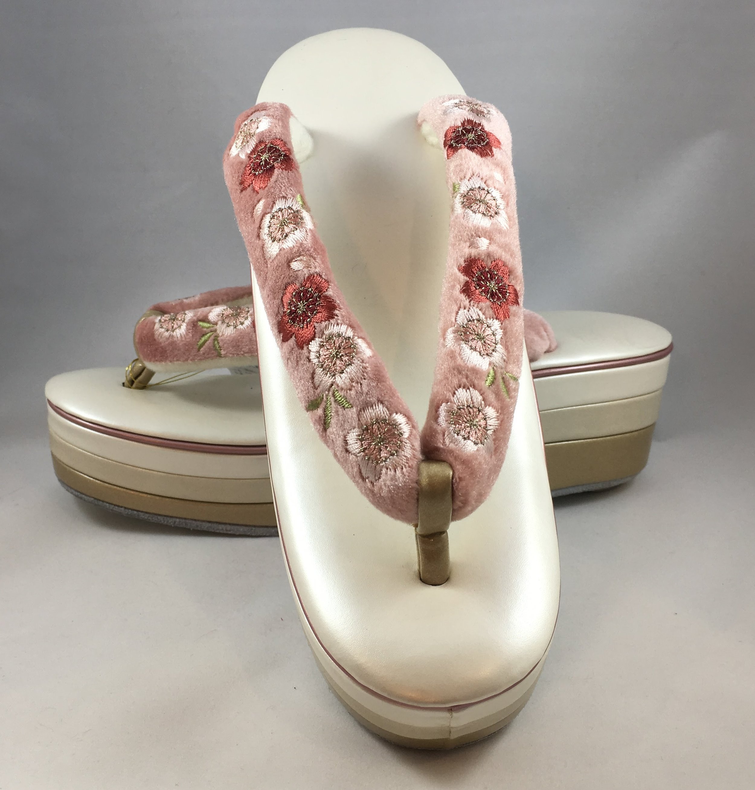 Zōri  (草履 – Japanese kimono flip-flops) 