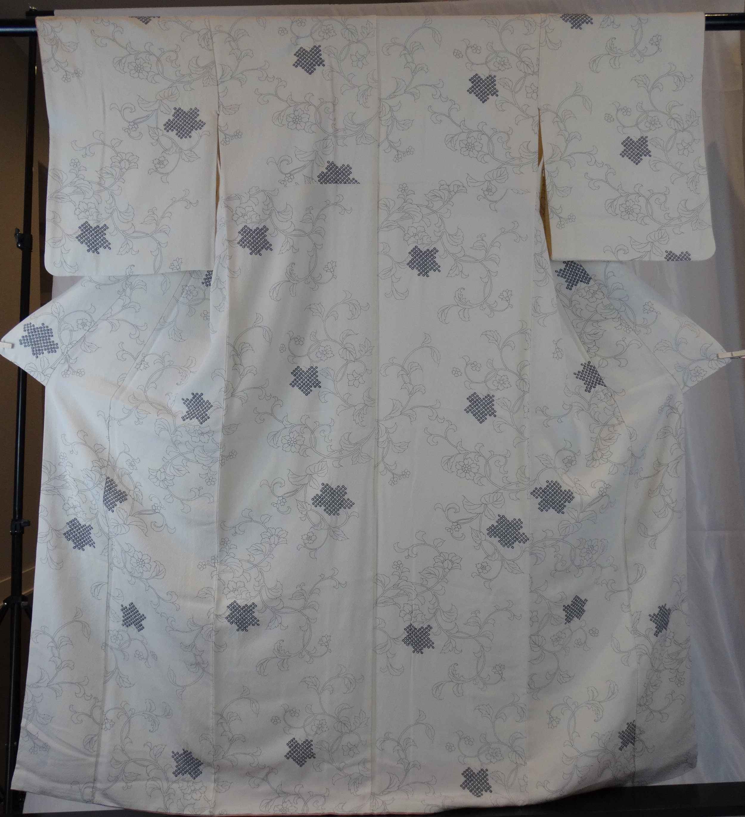 White Silk Kimono – Pure Luxury